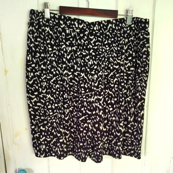 Avenue Abstract Print Flowy Viscose Wide Leg Short - Picture 1 of 8